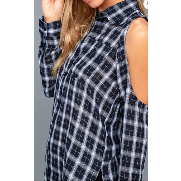LULUS blue top  Navy Blue Plaid Cold-Shoulder blouse size XS - Picture 3 of 10